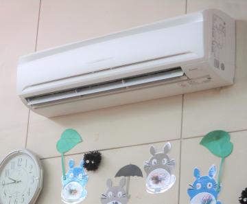 壁に設置された白いエアコンの写真