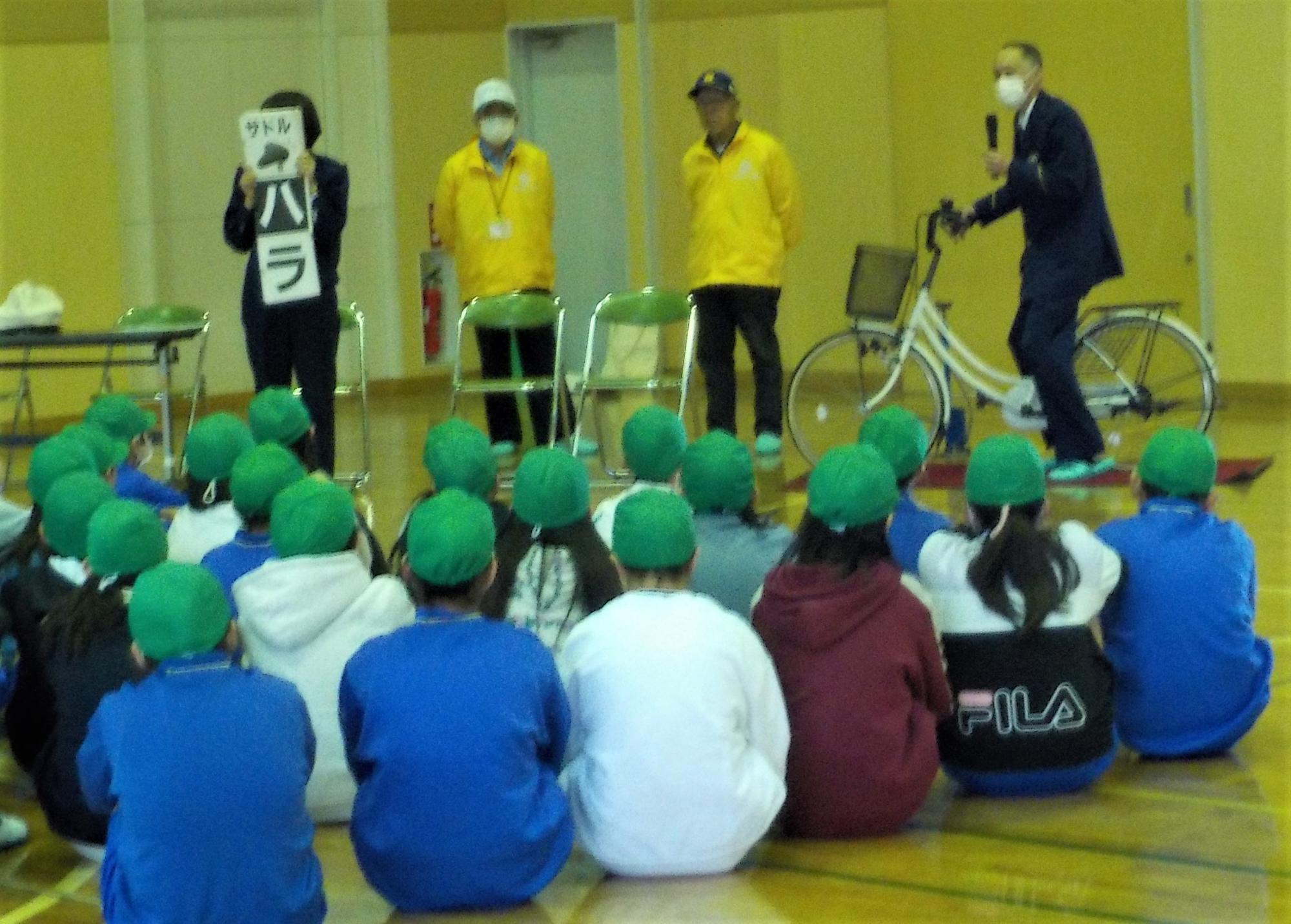 銀色に赤字で非常持出袋と書かれたリュックの横で頭にヘルメットをのせた女の子が写り背景に腰中区防災講座の文字と日程が表記されている写真