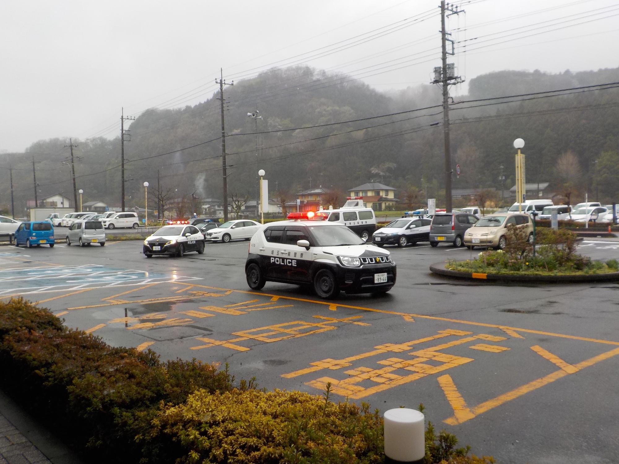 前方スクリーンを横にするように設置された3列の長机に会場いっぱいの参加者の方々が資料を広げて熱心に見ている様子を撮影した写真