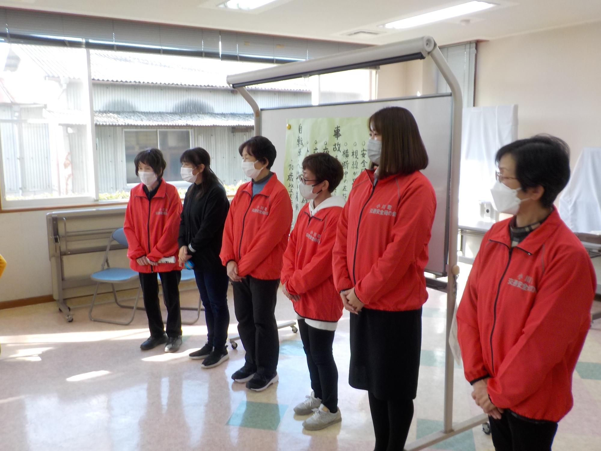 ホワイトボード前に立っている小川交通安全母の会の6名の女性メンバーの方々を撮影した写真