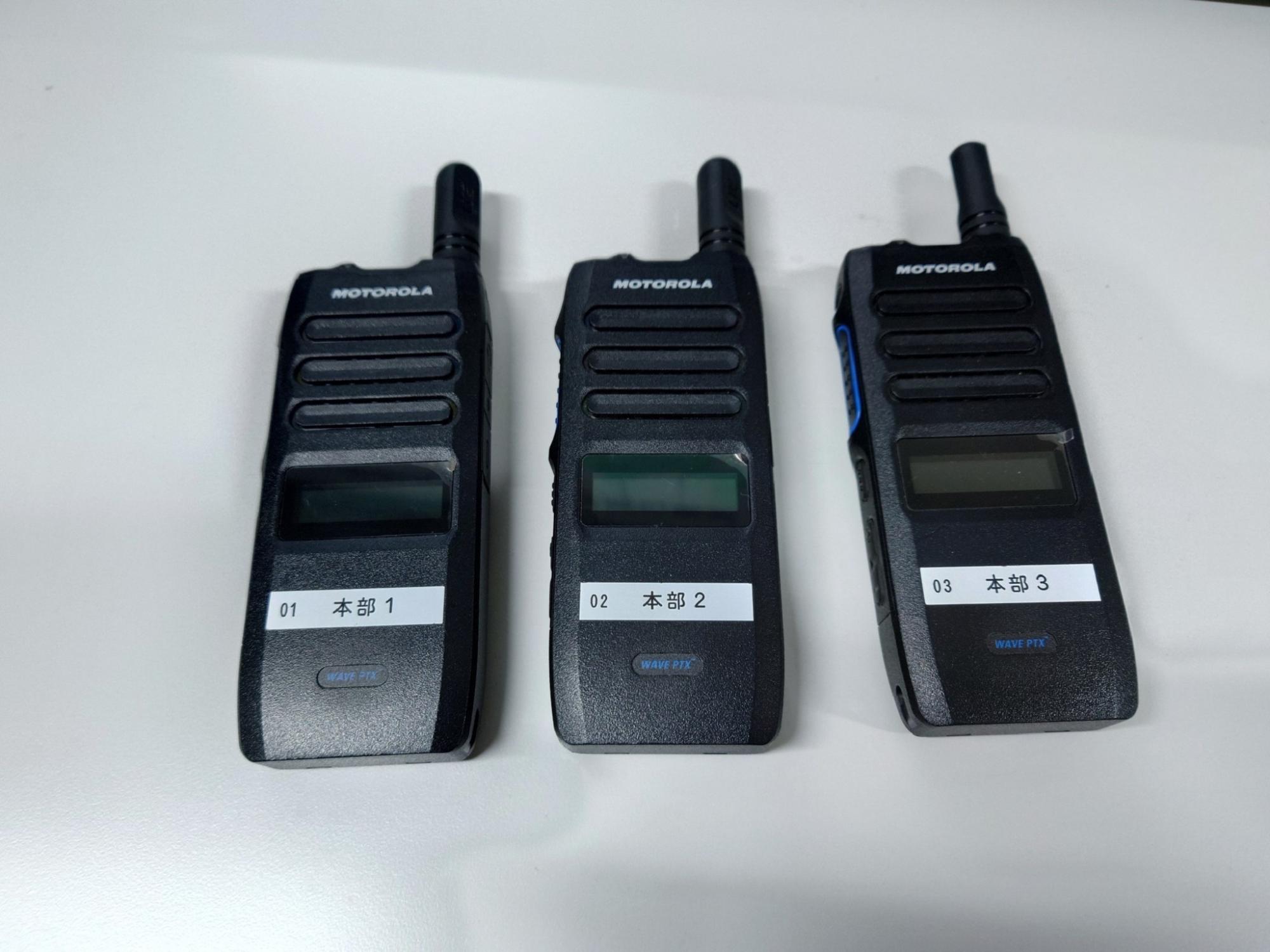 台の上に並べられた3台のIP無線機の写真