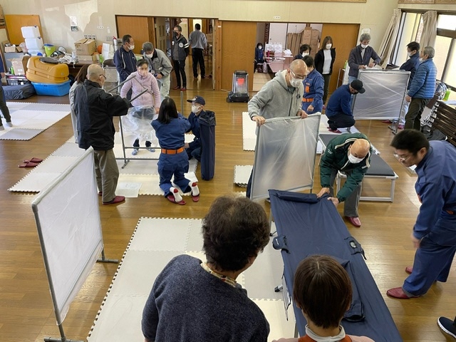 参加者たちが避難所を開設する訓練をしている写真