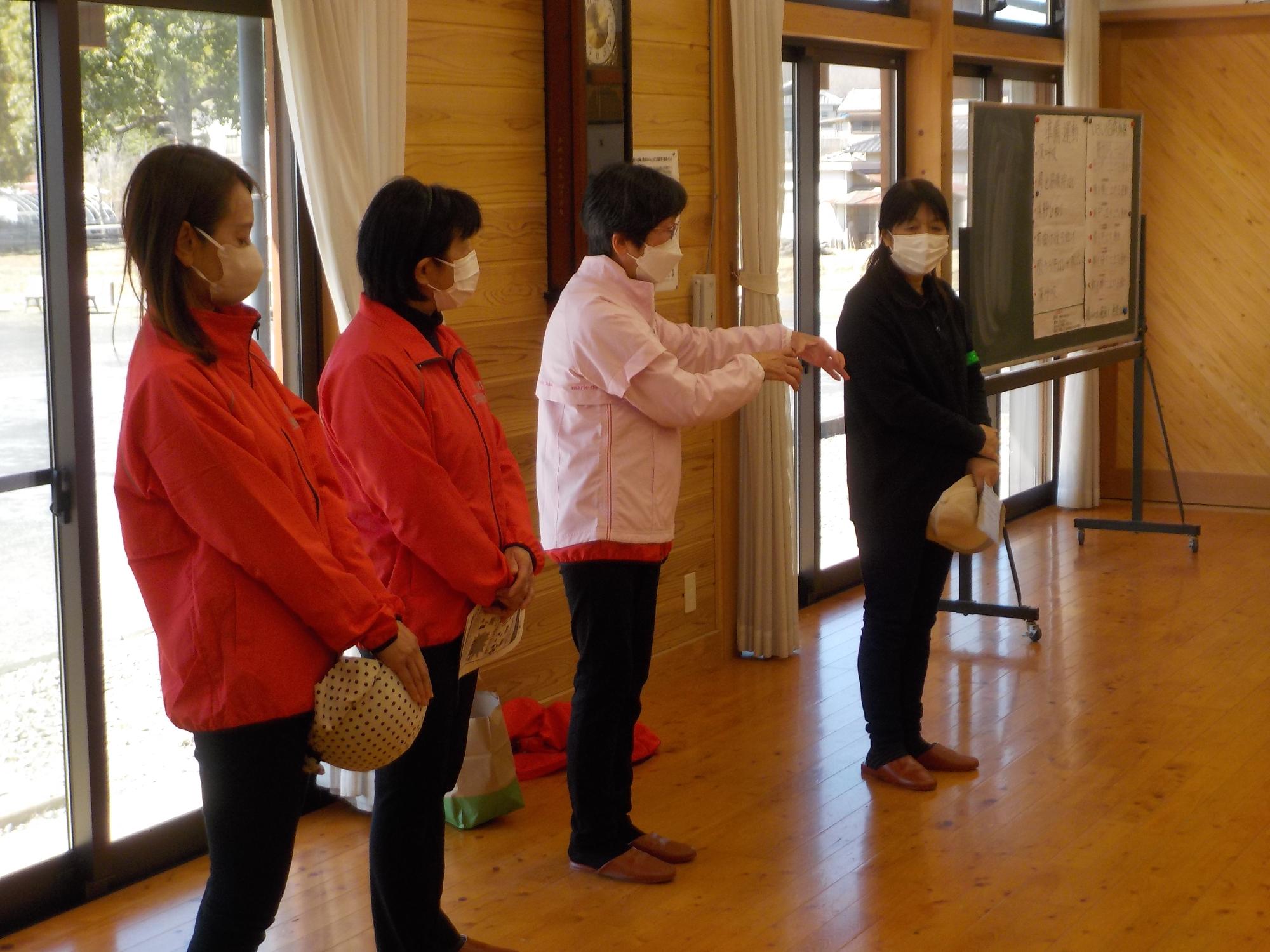 小川交通安全母の会の4人の女性たちが説明している様子を撮影した写真