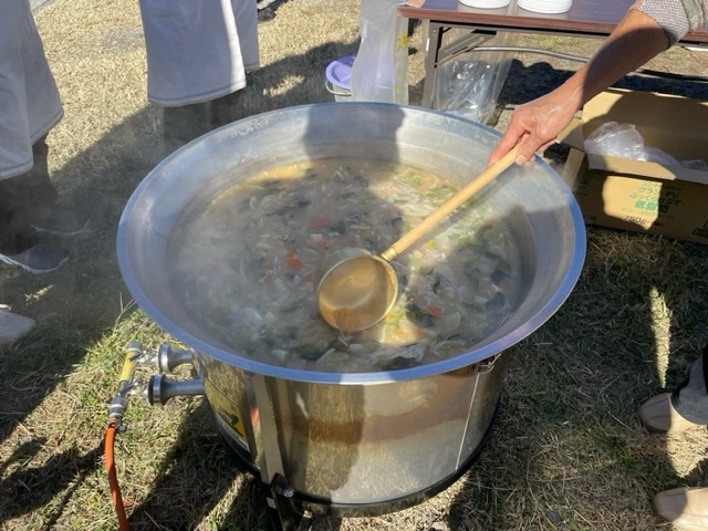 大きな鍋で作られたあつあつの豚汁の写真