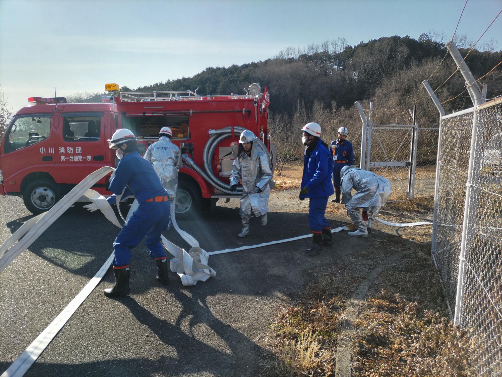車両到着！ まずはホースを延ばして、、、