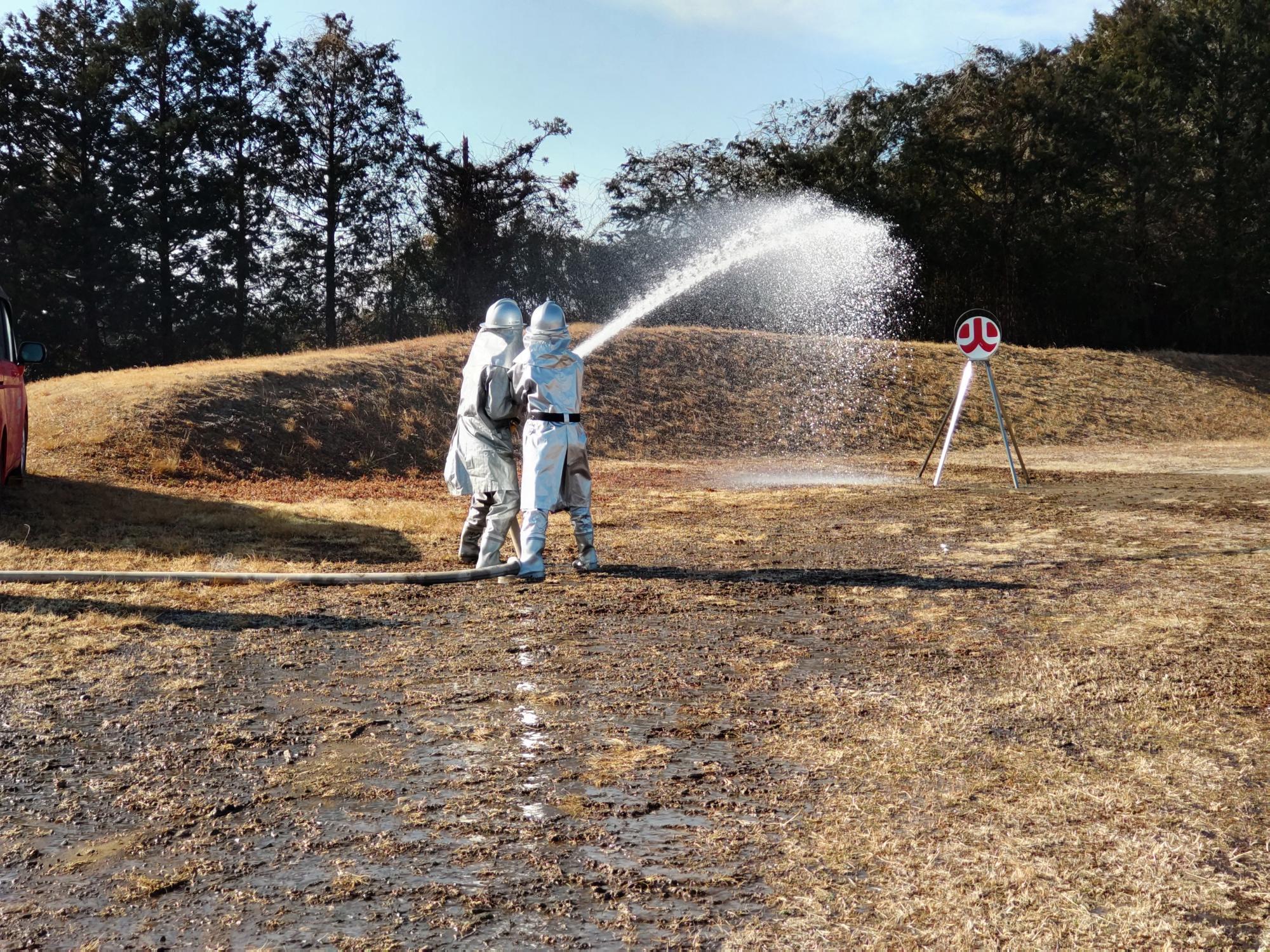 最後は火元に向けて一気に放水！