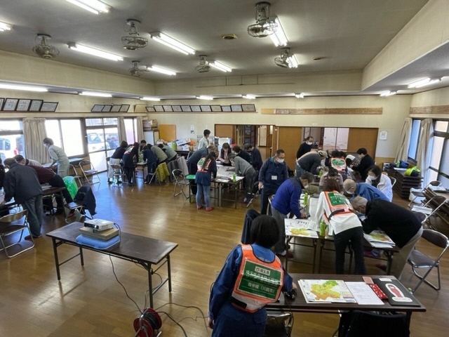 参加者たちが5つの班に分かれて訓練を行っている写真