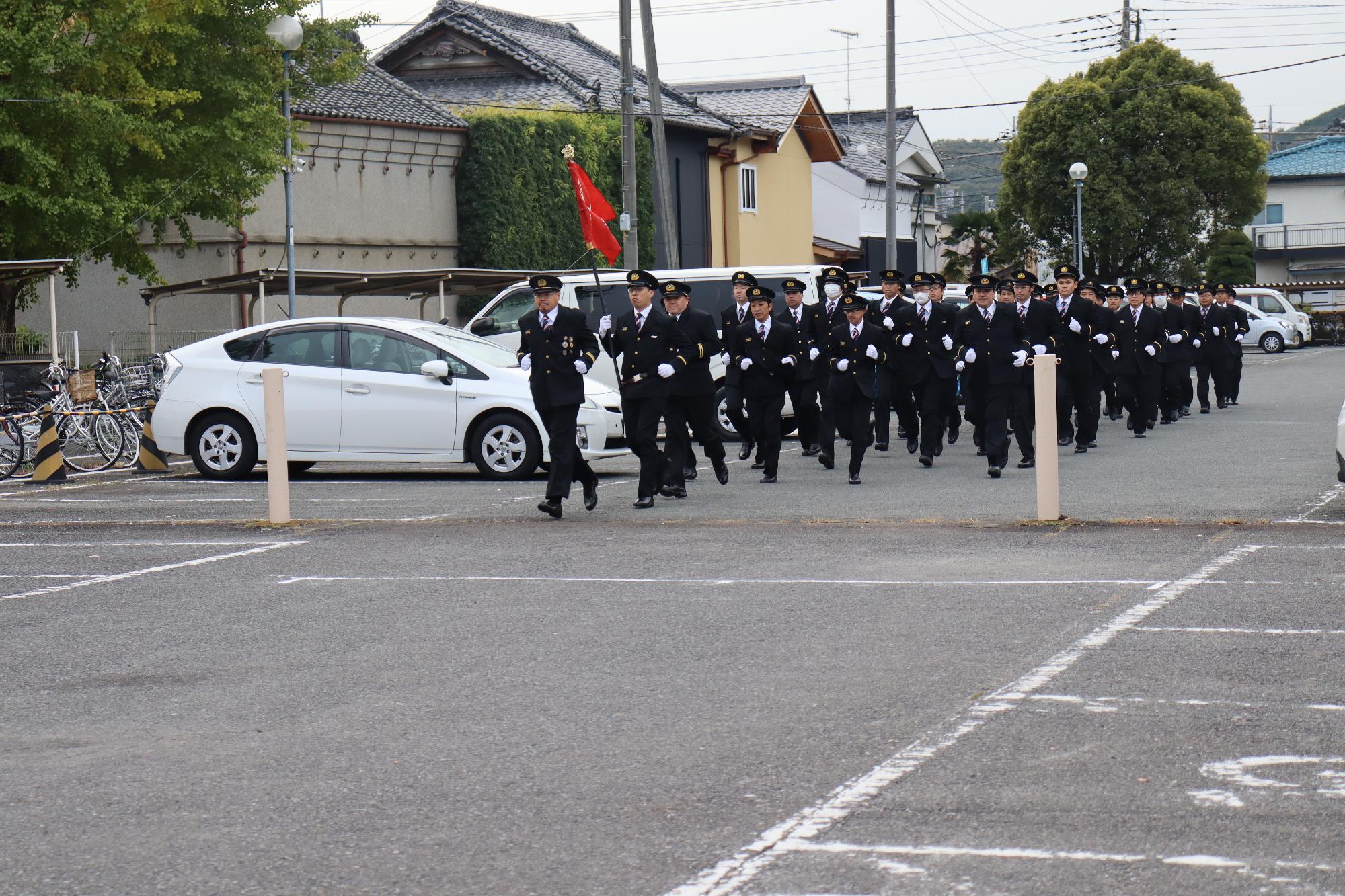午前8時の開式に向け集合整列！