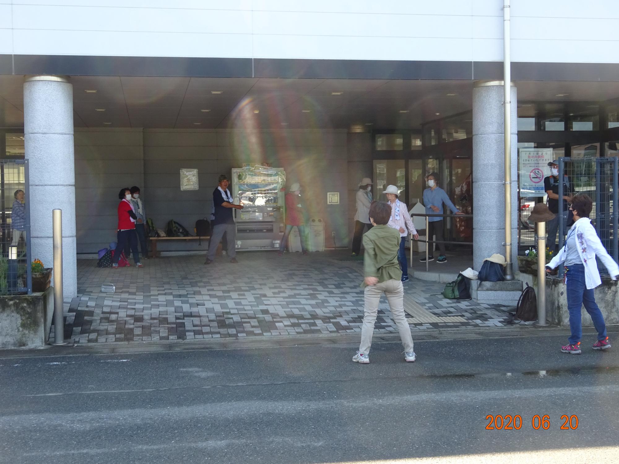 八和田公民館の駐車場でラジオ体操をしている様子を撮影した写真