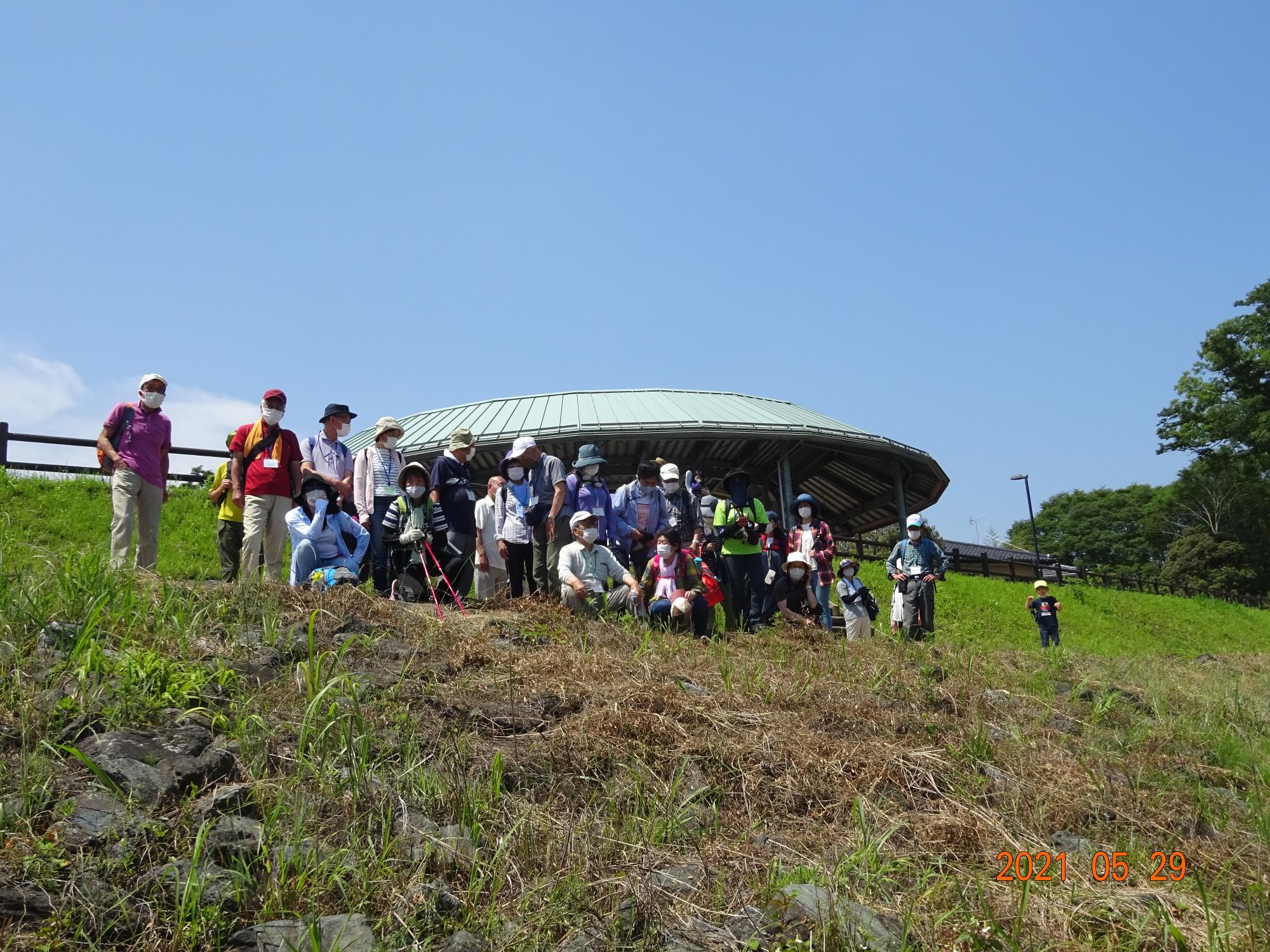 参加者たちが栃本親水公園の中にある土手のようなところに並んでいる集合写真
