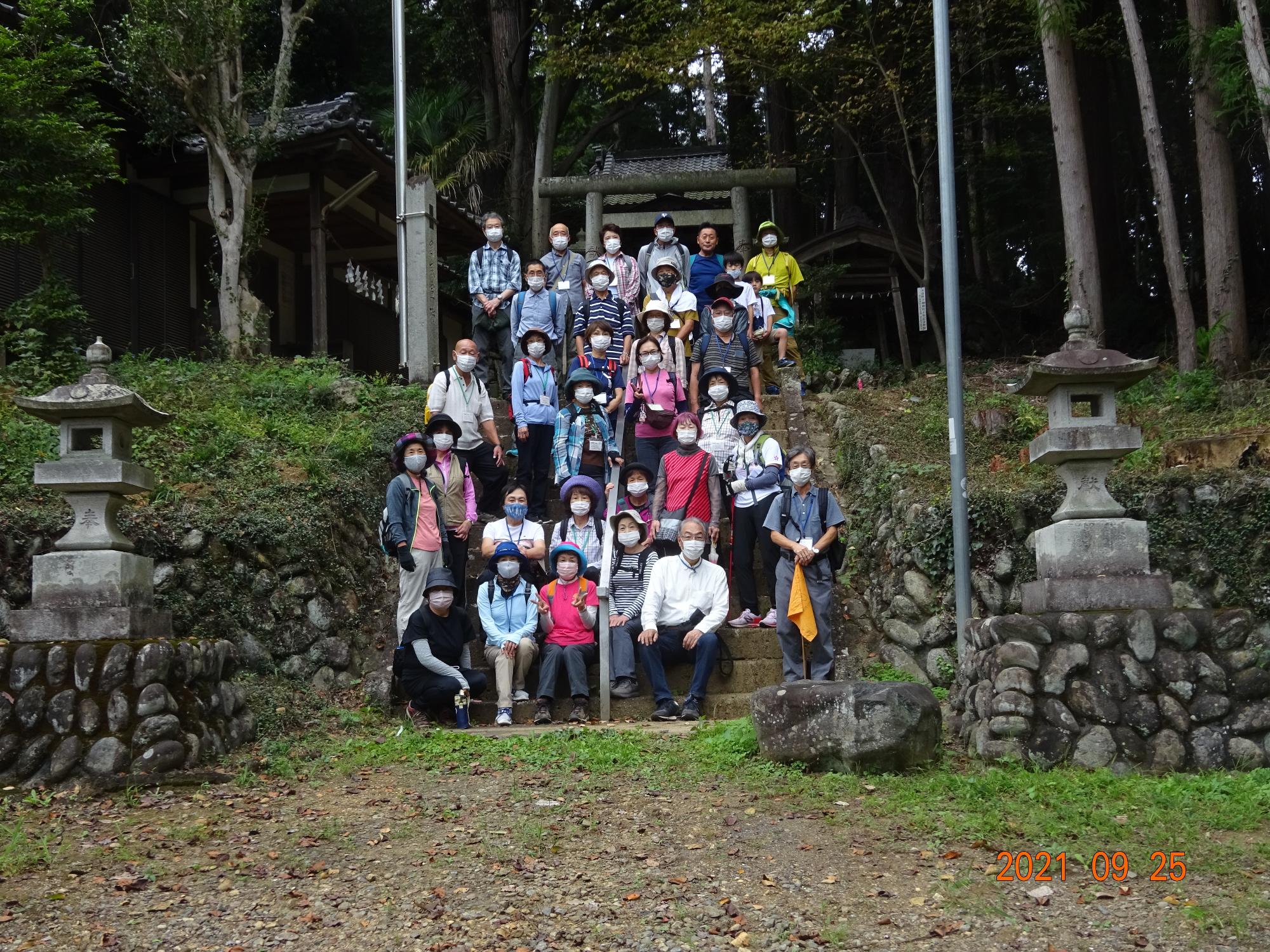参加者たちが能気神社の鳥居の前の階段に並んでいる集合写真