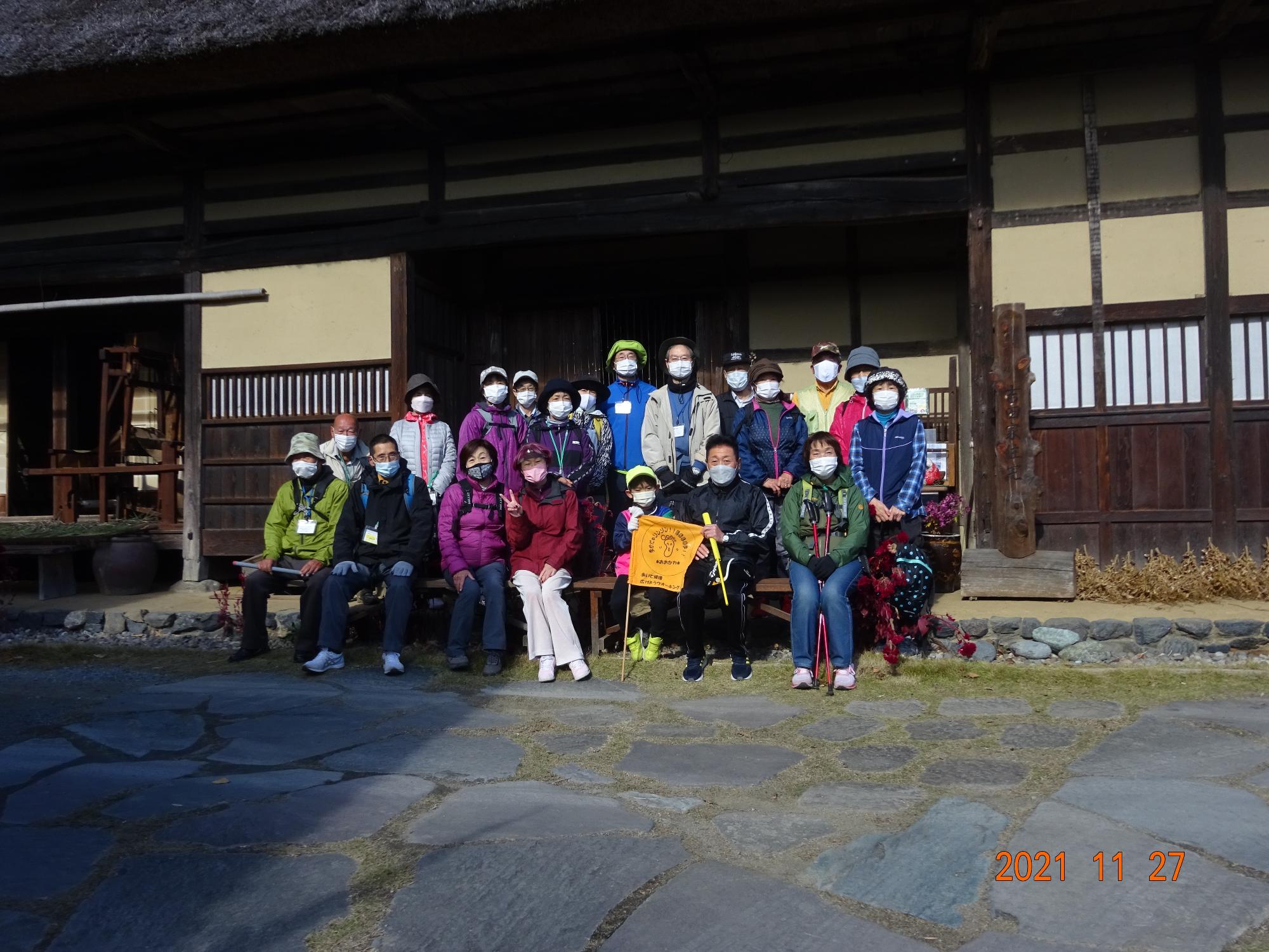 参加者たちが吉田家住宅の前で横並びに並んでいる集合写真