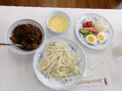 スタッフとつくった食事