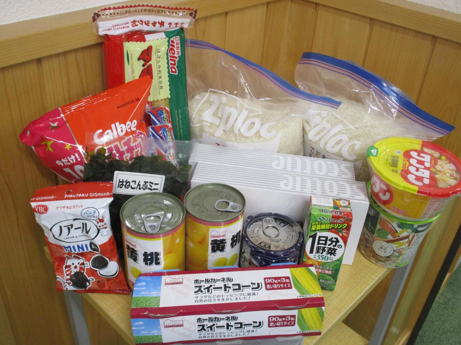 缶詰やパスタやお米などの食材