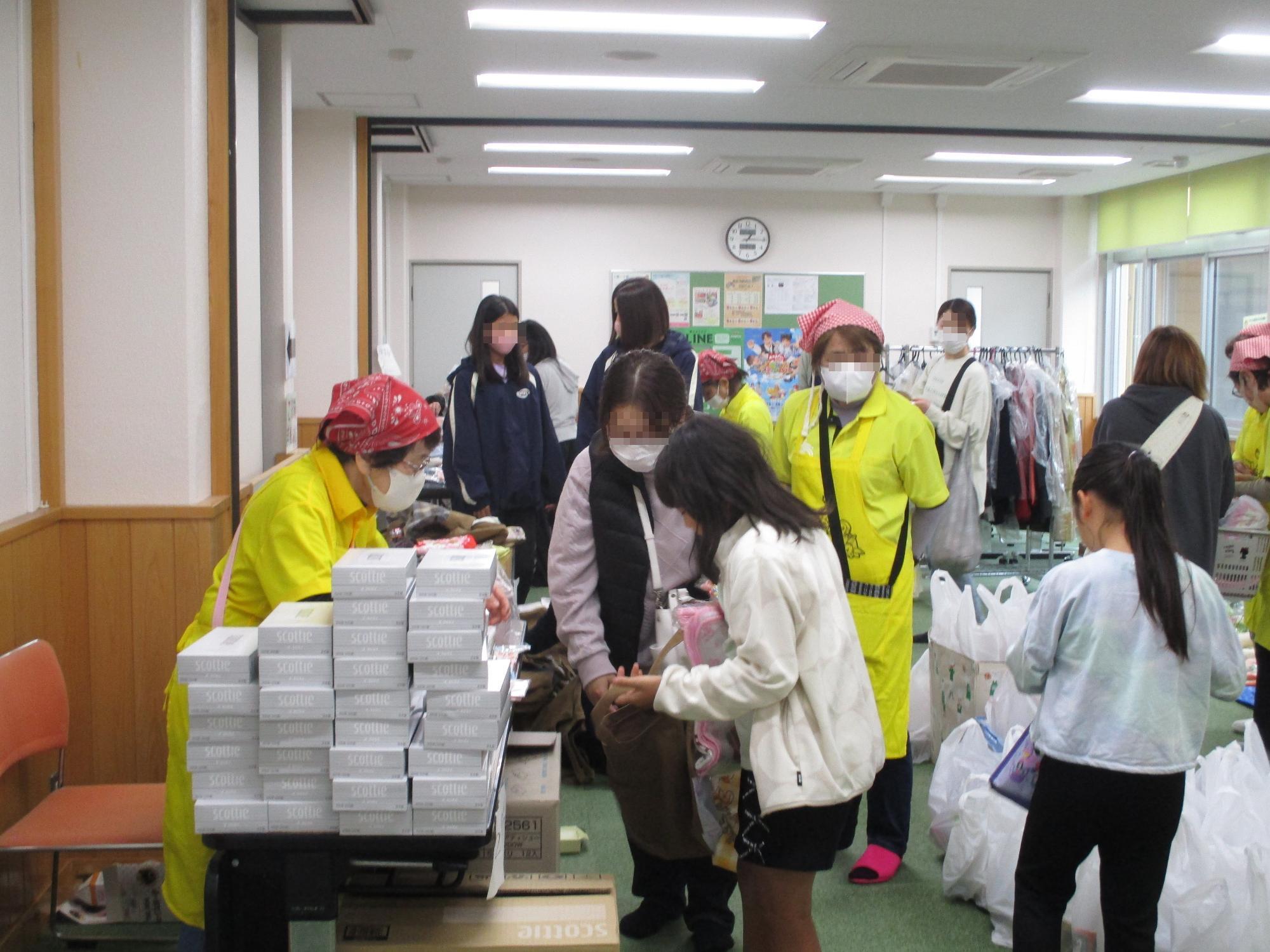 食材などを受け渡す様子