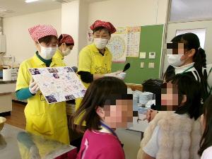 クックスタッフへ感謝の気持ちを込めた色紙をプレゼント