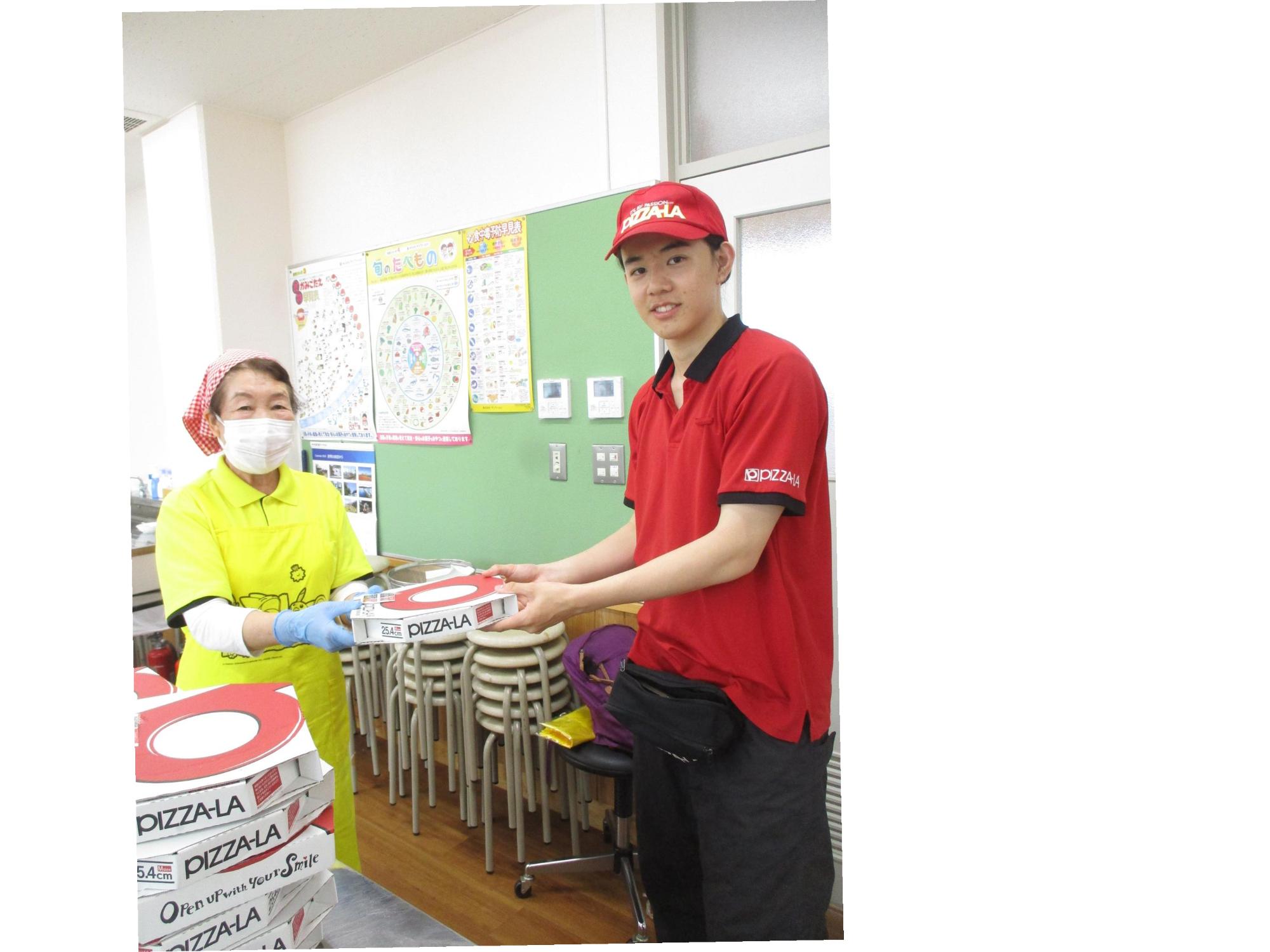 ピザーラさんよりピザをいただく