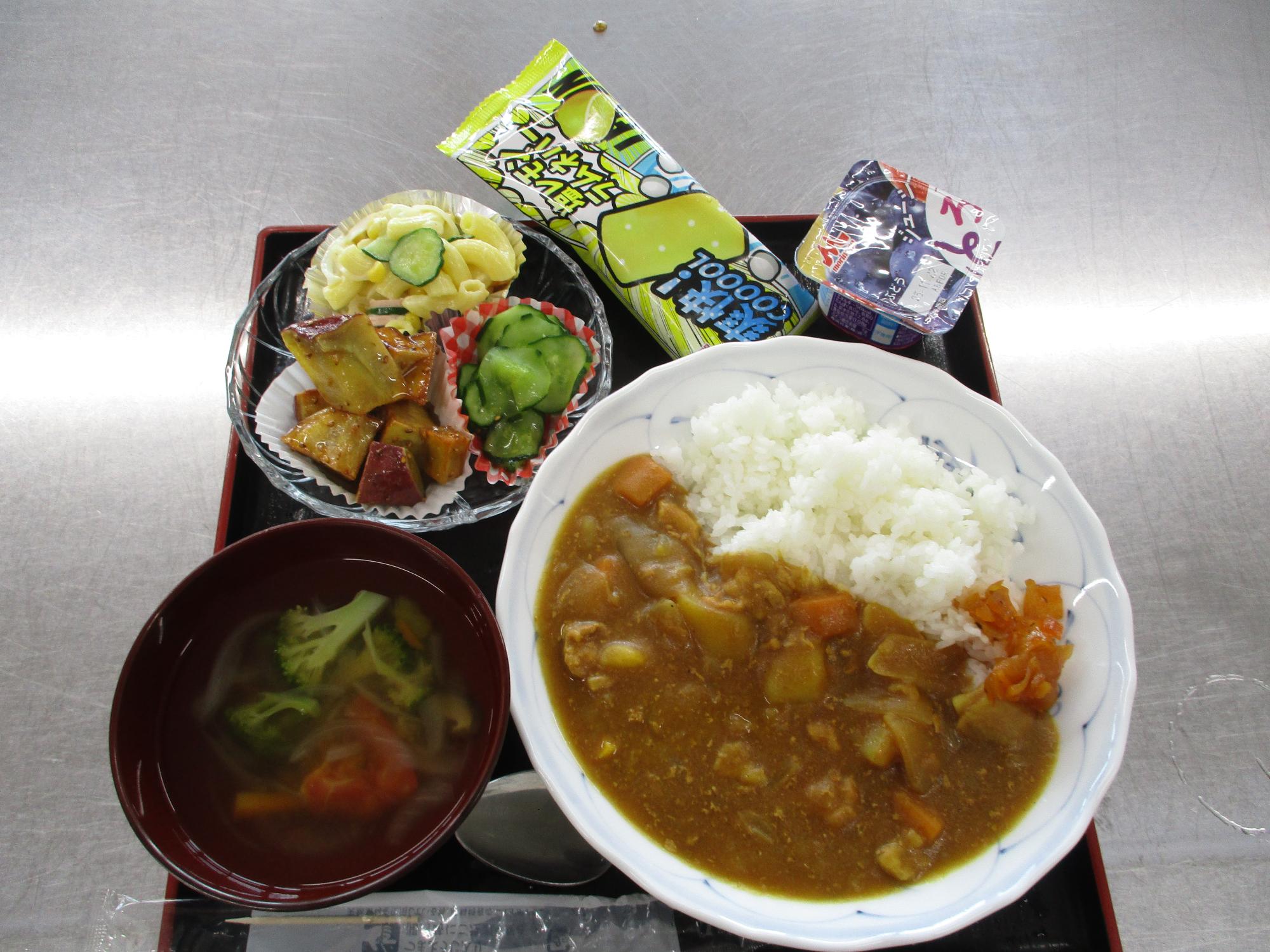 カレーライス、スープなどの食事